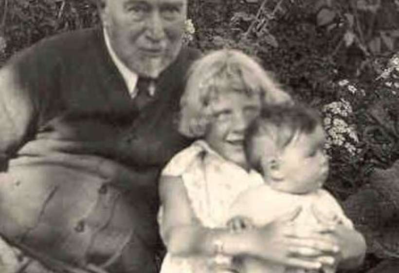 Couse with two of his grandchildren, Elizabeth and Virginia, 1932.